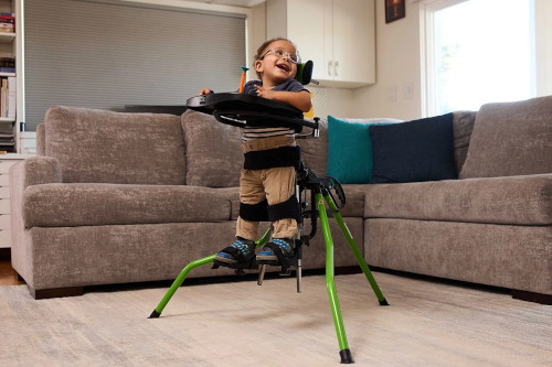 Dame hjelper mann i spesialbadekar